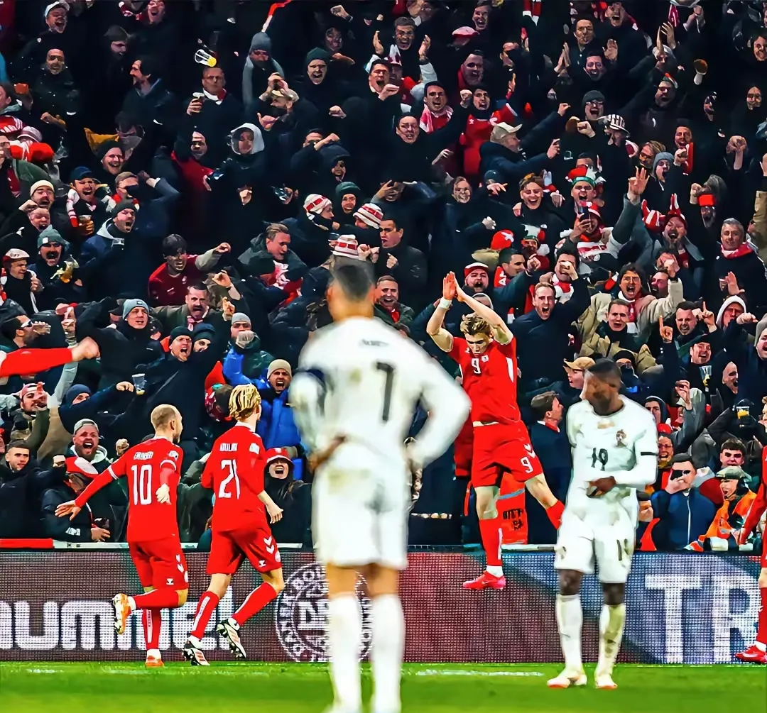 亚博体育平台-C罗迎来十五赛季出色发挥,曼联观众热烈欢呼!观众掌声雷动-亚博体育平台